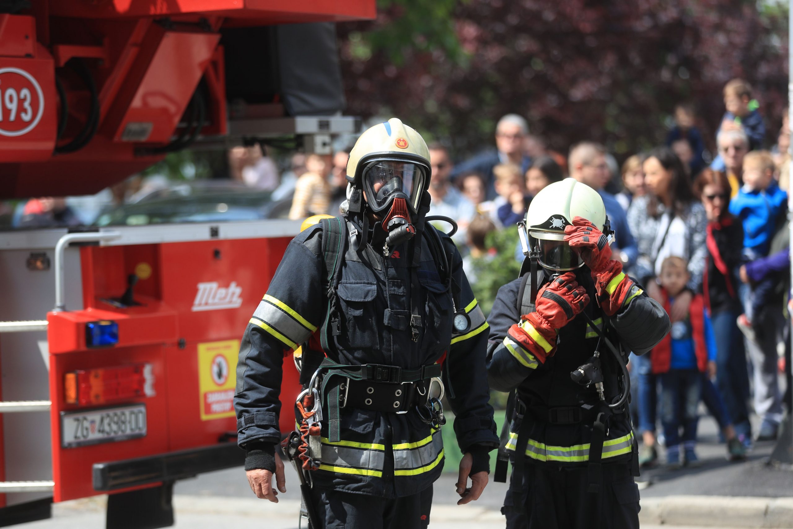 18.05.2019.Zagreb - U organizaciji Ureda za upravljanje u hitnim situacijama, Javne vatrogasne postrojbe Grada Zagreba, Vatrogasne zajednice Grada Zagreba i Udruge predstavnika suvlasnika stambenih zgrada Grada Zagreba odrzat ce se pokazna vatrogasna vjezba tijekom koje su vatrogasci Javne vatrogasne postrojbe, DVD-a Hrasce i Mala Mlaka demonstrirati evakuaciju stanara u slucaju pozara stambene zgrade, savjetovati kako postupiti u slucaju pozara te prezentirati siguran nacin gasenja pocetnog pozara. 
Photo: Slavko Midzor/PIXSELL