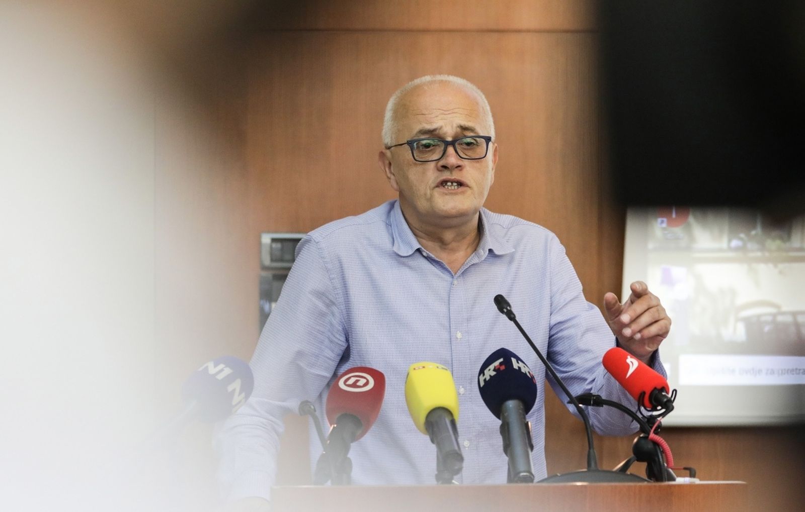 18.06.2021., Zagreb - V.d. ravnatelja KBC-a Sestre milosrdnice Zoran Vatavuk podnio ostavku na tu funkciju. O svojoj odluci obavijestio pisanim putem Upravno vijece te najavio da ce obavljati tehnicke duznosti ravnatelja KBC-a iducih nekoliko dana. Kao razlog ostavke naveo je brojne optuzbe Dijane Zadravec za koje, kako on kaze, nema dokaza, a vrhunac svega bio je njezin sastanak s ministrom Vilijem Berosem.
Photo: Robert Anic/PIXSELL