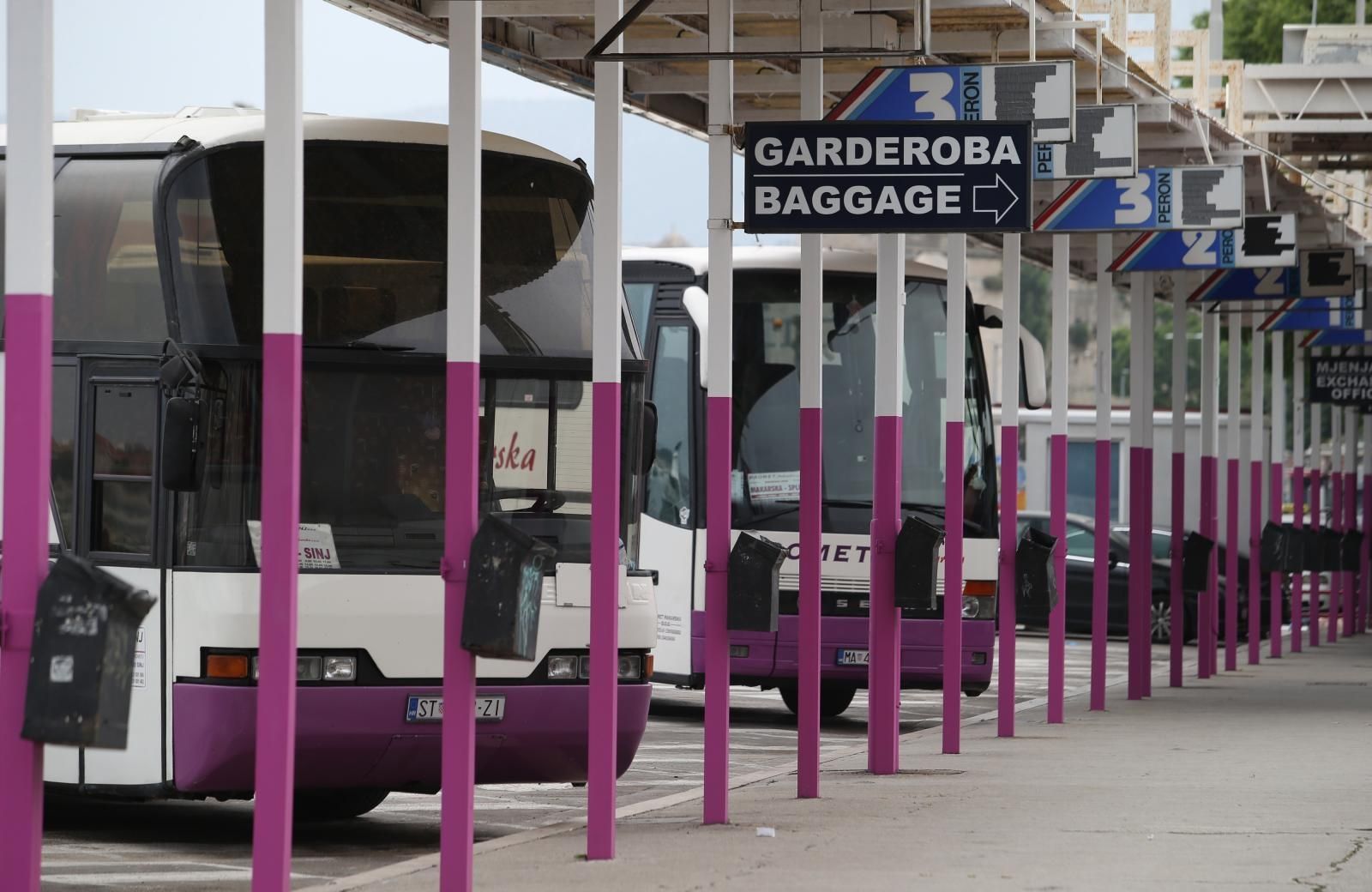 19.05.2020., Split - Podbacaj predsezone zbog koronavirusa vidljiv je na svakom koraku. Najvise se osjeti u prometu putnika, a na otoke uz opskrbu i gradjevisku mehanizaciju putuje tek domace stanovnistvo.
Photo: Ivo Cagalj/PIXSELL