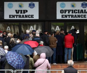 20.05.2021., Sarajevo, Bosna i Hercegovina - Losa organizacija masovnog cjepljenja u sarajevskoj Zetri dovela je do toga da vise stotina ljudi ceka ispred na hladnom vremenu i kisi.
Photo: Armin Durgut/PIXSELL