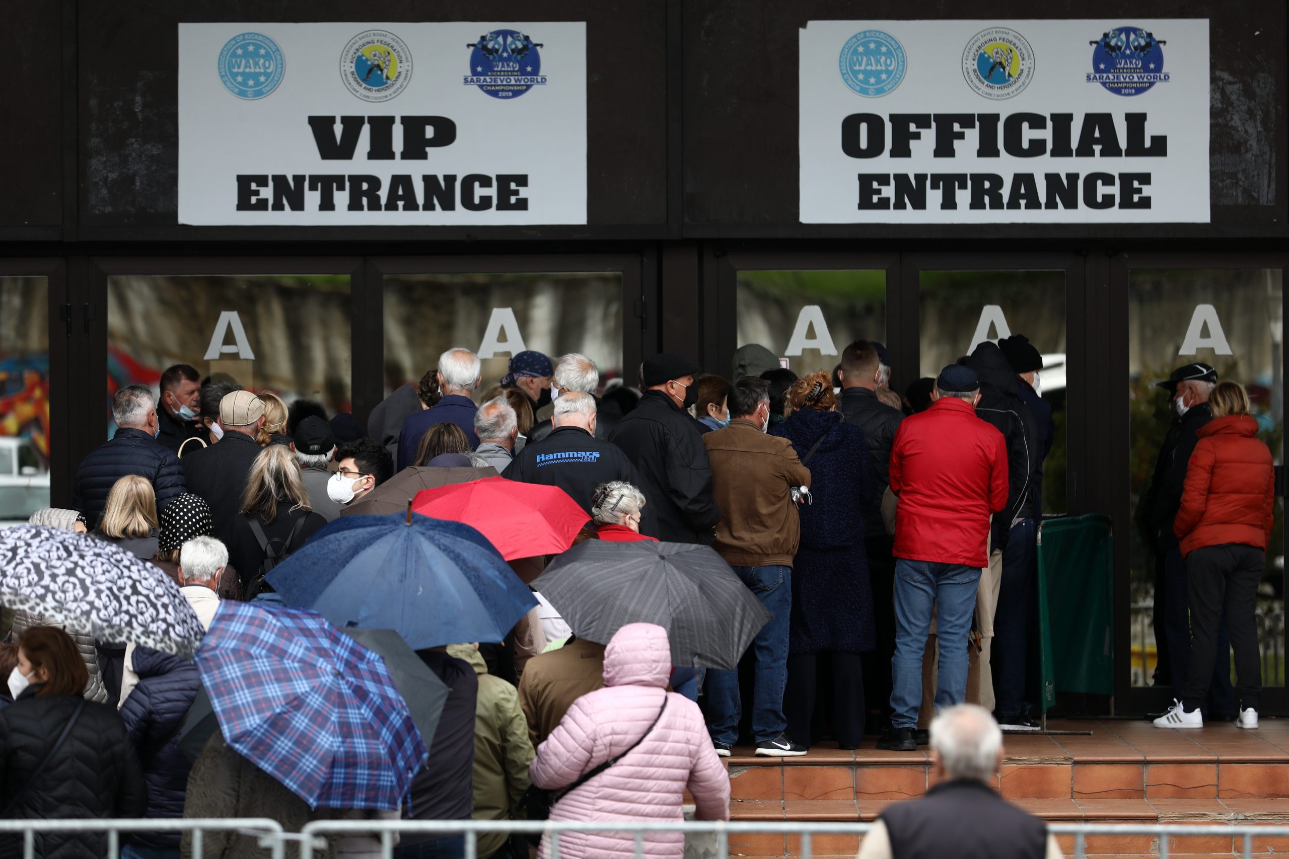 20.05.2021., Sarajevo, Bosna i Hercegovina - Losa organizacija masovnog cjepljenja u sarajevskoj Zetri dovela je do toga da vise stotina ljudi ceka ispred na hladnom vremenu i kisi.
Photo: Armin Durgut/PIXSELL