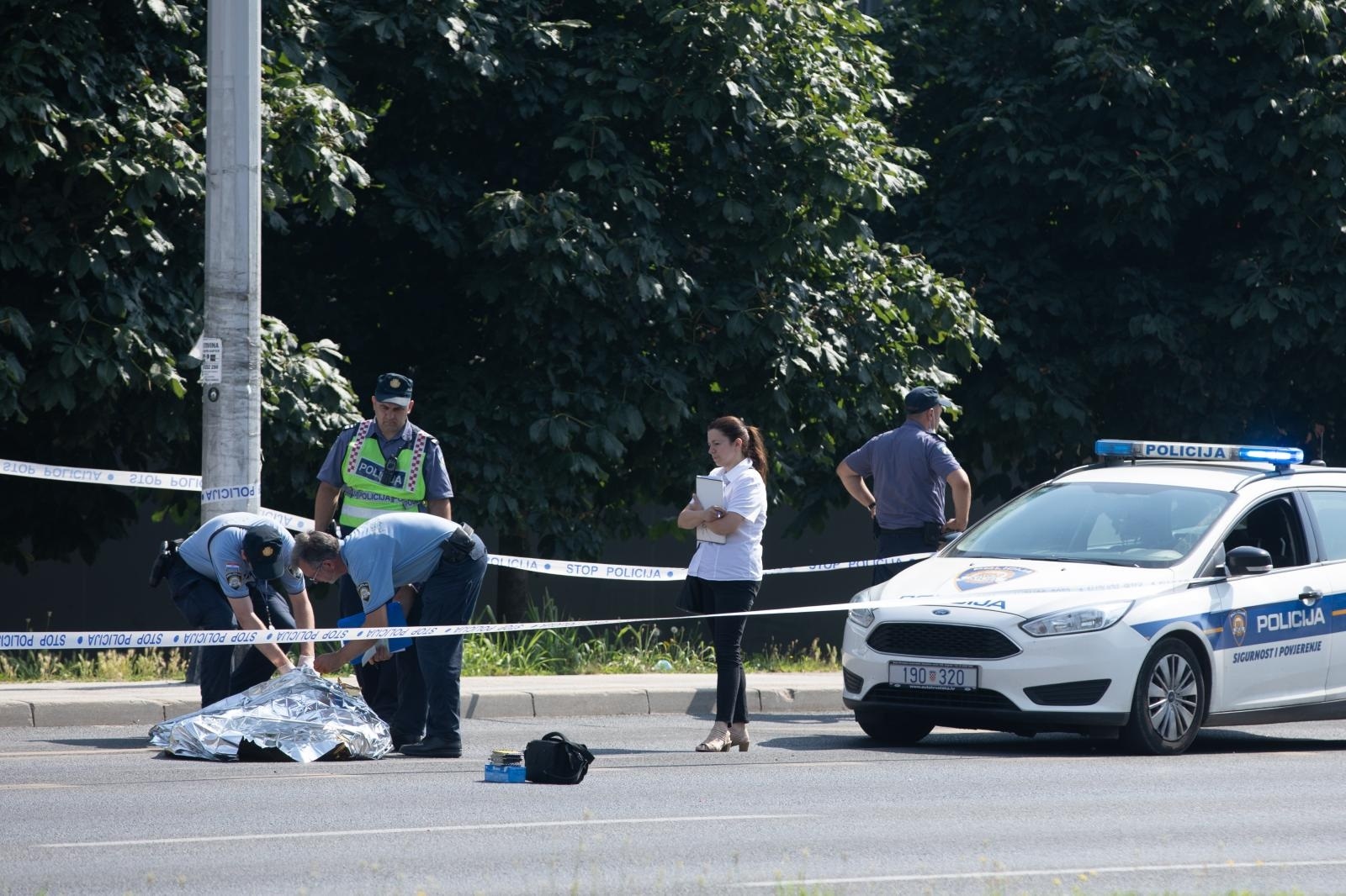 20.06.2021., Zagreb - Na krizanju Zagrebacke avenije i Ulice Hrvatskog sokola u prometnoj nesreci poginuli su vozac bicikla i motociklist. Policija provodi uvidjaj. Photo: PIXSELL
