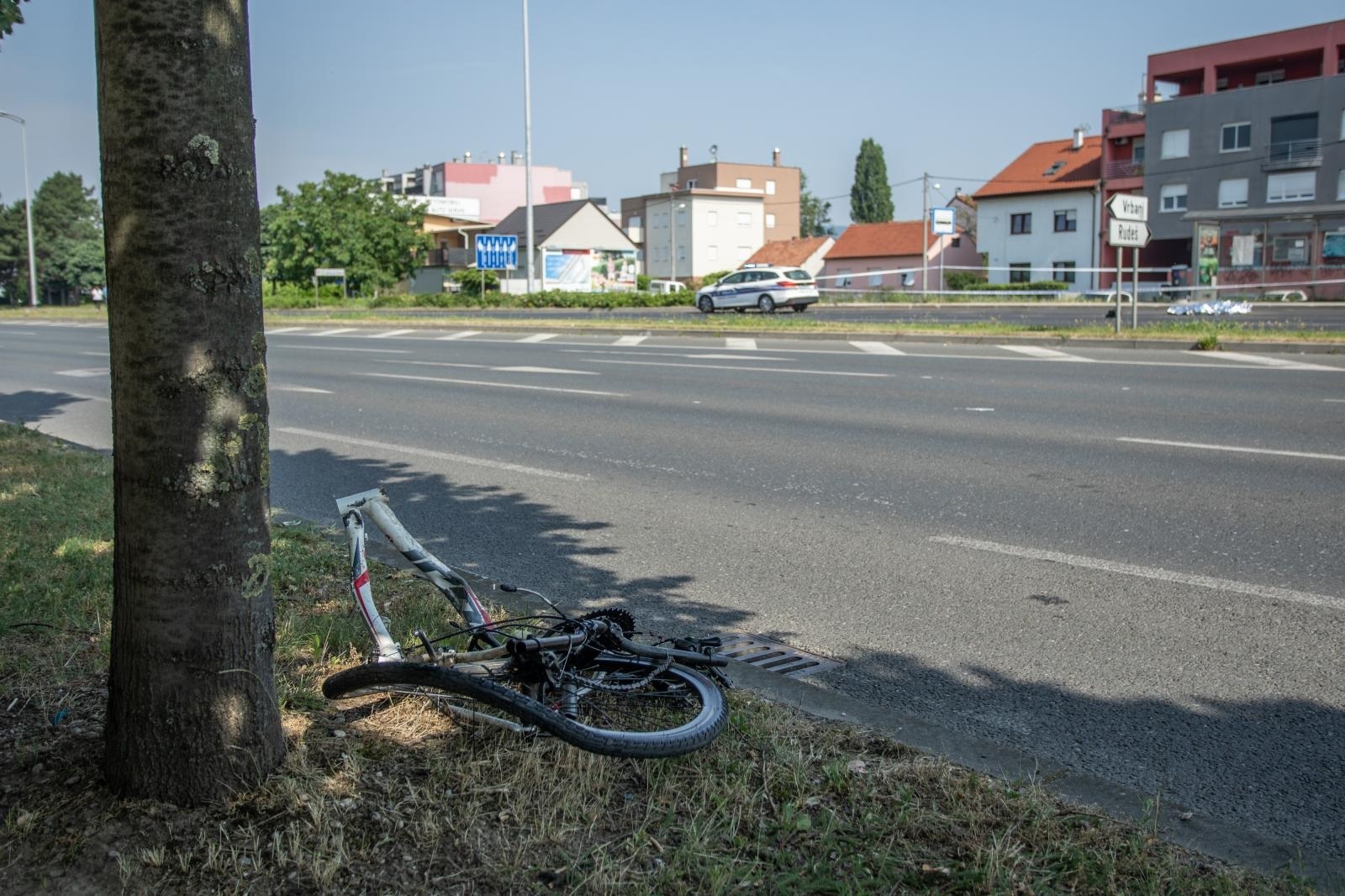 20.06.2021., Zagreb - Na krizanju Zagrebacke avenije i Ulice Hrvatskog sokola u prometnoj nesreci poginuli su vozac bicikla i motociklist. Policija provodi uvidjaj. Photo: PIXSELL