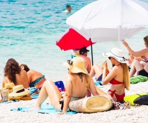 20.06.2021., Split - Brojni Splicani i njihovi gosti osvjezenje od velikih vrucina su potrazili na plazama. Photo: Milan Sabic/PIXSELL