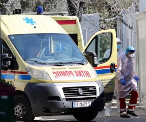21.03.2021., Split - Dok mnogi uzivaju i druze se na otvorenom i zatvorenom, broj pacijenata svakim danom je u porastu a djelatnici hitnih sluzbi i covid odjela padaju od umora. Hitni prijem Klinike za infektologiju u Splitu.

Photo: Ivo Cagalj/PIXSELL
