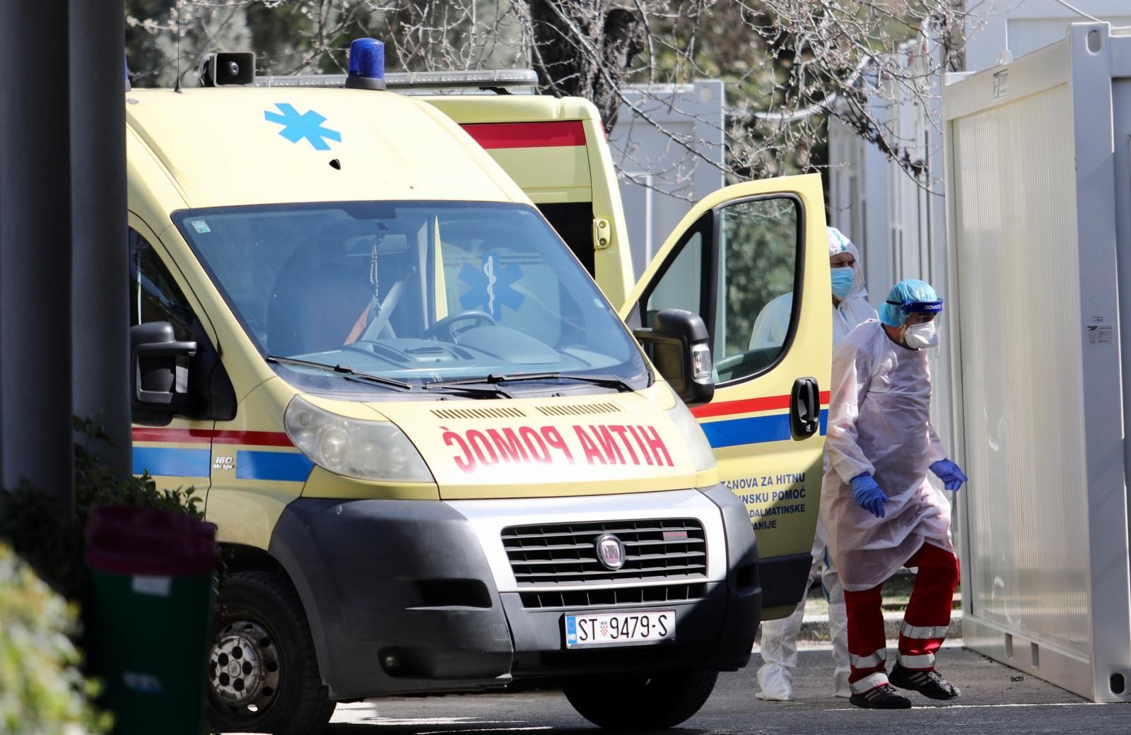 21.03.2021., Split - Dok mnogi uzivaju i druze se na otvorenom i zatvorenom, broj pacijenata svakim danom je u porastu a djelatnici hitnih sluzbi i covid odjela padaju od umora. Hitni prijem Klinike za infektologiju u Splitu.

Photo: Ivo Cagalj/PIXSELL