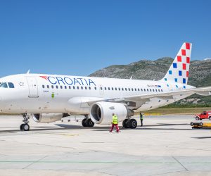 21.05.2021., Zracna luka Dubrovnik, Konavle - Danas je prvim letom na liniji Frankfurt -Dubrovnik nacionalni avioprijevoznik Croatia Airlines poceo izravno povezivati Dubrovnik s medjunarodnim destinacijama tijekom ovogodisnje turisticke sezone. Putnike su nakon slijetanja Airbusa A319 pod imenom 'Pula' docekali predstavnici poslovodstva Croatia Airlinesa, Zracne luke Dubrovnik i Turisticke zajednice Grada Dubrovnika.
Photo: Grgo Jelavic/PIXSELL