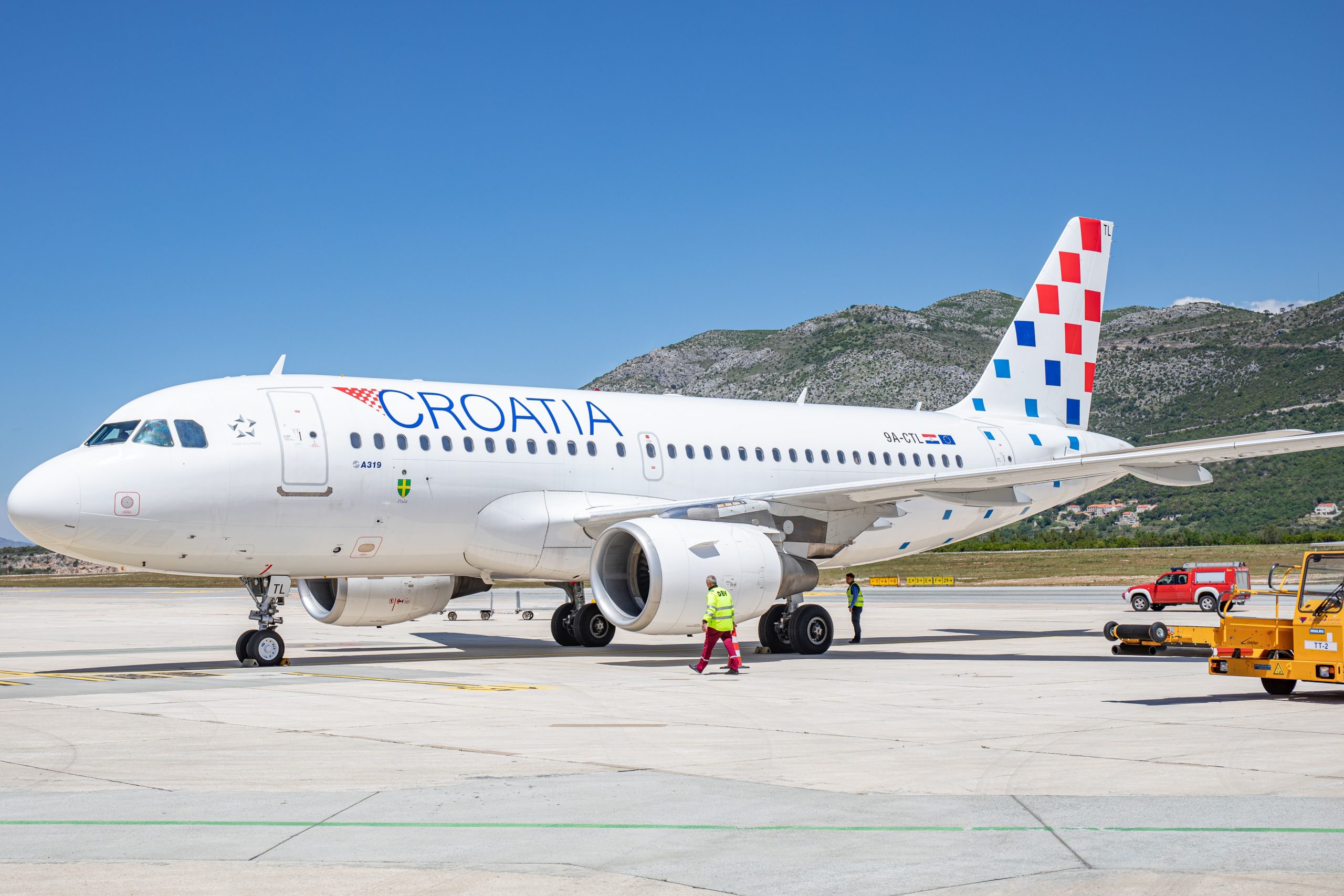 21.05.2021., Zracna luka Dubrovnik, Konavle - Danas je prvim letom na liniji Frankfurt -Dubrovnik nacionalni avioprijevoznik Croatia Airlines poceo izravno povezivati Dubrovnik s medjunarodnim destinacijama tijekom ovogodisnje turisticke sezone. Putnike su nakon slijetanja Airbusa A319 pod imenom 'Pula' docekali predstavnici poslovodstva Croatia Airlinesa, Zracne luke Dubrovnik i Turisticke zajednice Grada Dubrovnika.
Photo: Grgo Jelavic/PIXSELL