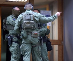21.06.2020., Zagreb - Jedan od stanara stambene zgrade u naselju Sopot s nozem u ruci vikao s balkona. Nakon policije u zgradu je stigla i specijalna policija. Photo: Marin Tironi/PIXSELL