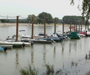 21.06.2021., Osijek - Kod Strme ulice u subotu poslijepodne prevrnuo se kajak u kojemu je bilo troje ljudi. Dvoje ljudi isplivalo je iz rijeke Drave, a za trecom osobom se jos uvijek traga. Photo: Dubravka Petric/PIXSELL