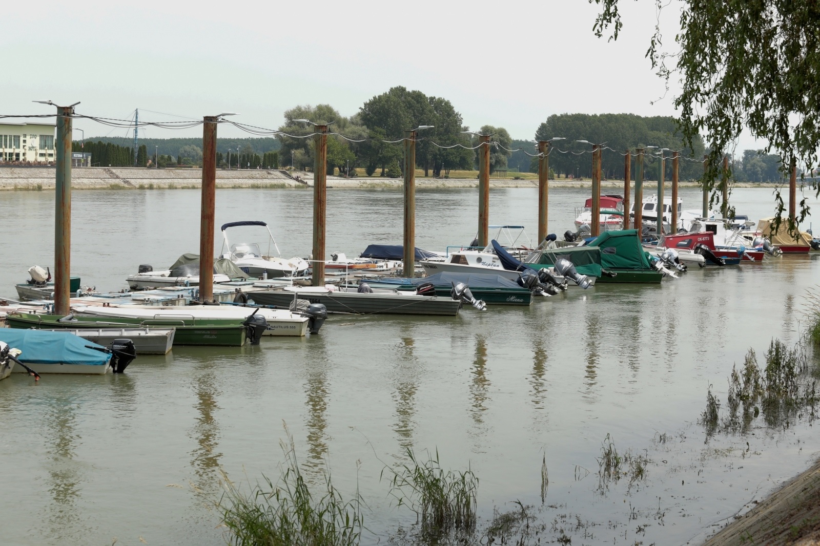 21.06.2021., Osijek - Kod Strme ulice u subotu poslijepodne prevrnuo se kajak u kojemu je bilo troje ljudi. Dvoje ljudi isplivalo je iz rijeke Drave, a za trecom osobom se jos uvijek traga. Photo: Dubravka Petric/PIXSELL