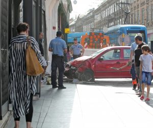 21.06.2021., Zagreb - Prometna nesreca u Ilici na krizanju s Mesnickom. Nalet osobnog automobila marke Skoda u izlog. Policijski ocevid je u tijeku a mjerodavne sluzbe osiguravaju podrucje prometne nesrece. Photo: Sanjin Strukic/PIXSELL