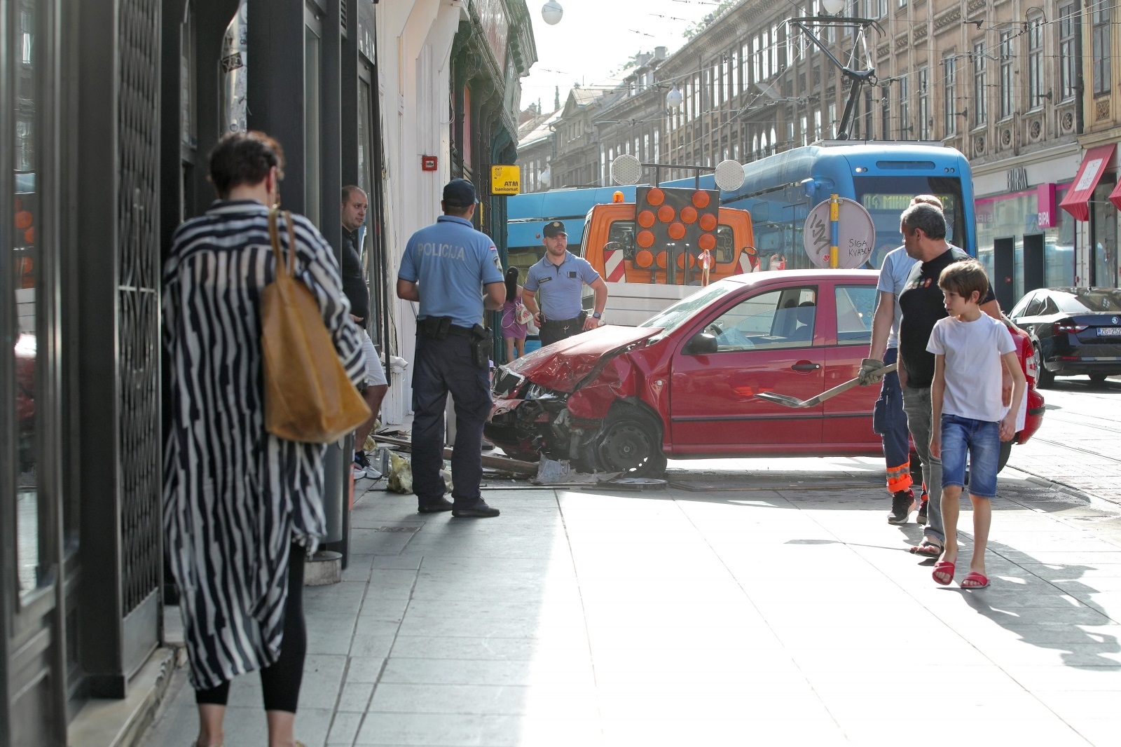 21.06.2021., Zagreb - Prometna nesreca u Ilici na krizanju s Mesnickom. Nalet osobnog automobila marke Skoda u izlog. Policijski ocevid je u tijeku a mjerodavne sluzbe osiguravaju podrucje prometne nesrece. Photo: Sanjin Strukic/PIXSELL