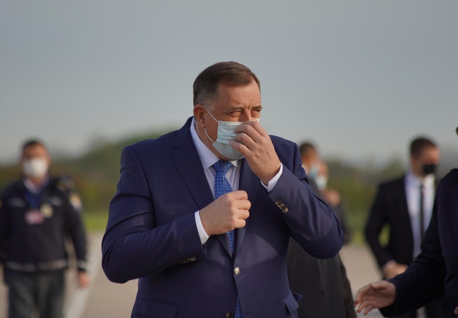 22.04.2021., Aerodrom Mahovljani, Banja Luka, Bosna i Hercegovina - Delegaciju Srbije, koju predvodi predsjednik Aleksandar Vucic, na Aerodromu "Banjaluka" u Mahovljanima docekao je srpski clan i predsjedavajuci Predsjednistva BiH Milorad Dodik. U delegaciji Srbije prisutni su i Ivica Dacic, predsjednik Skupstine Srbije, Ana Brnabic, premijerka Srbije, kao i ministar unutrasnjih poslova Srbije Aleksandar Vulin. U okviru posjete RS, Aleksandru Vucicu bit ce uruceno priznanje Kljuc grada Banjaluke, koje mu je dodijelila Skupcina Grada Banjaluka.
Photo: Dejan Rakita/PIXSELL