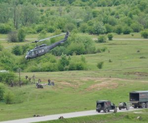 22.05.2021., Centar za borbenu obuku OS BiH Manjaca, Banja Luka (BiH) – Zajednicka pokazna vjezba "Brzi odgovor 21" oruzanih snaga BiH i SAD odrzana je danas na poligonu Manjaca. Pokazna vjezba "Brzi odgovor 21" pocela je po uigranom scenariju ulaskom američkih helikoptera UH-60 "Black Hawk" iz sustava 1. brigade borbene avijacije Kopnene vojske SAD u zonu operacija uz kojih se iskrcao kombinovani vod pripadnika Bataljonske borbene grupe lake pjesadije Oruzanih snaga BiH i 2. bataljona 124. pjesadijskog puka Oruzanih snaga SAD. Na danasnji događaj su dosli su clanovi Predsedništva BiH Sefik Dzaferovic i Zeljko Komsic, Sifet Podzic ministar odbrane BiH, visoki zvaničnici Ambasade SAD-a u BiH, visoki predstavnici Komande Kopnene vojske SAD za Europu i Afriku (USAREUR-AF) kao i drugi visoki zvanicnici. Milorad Dodik, predsjedavajuci Predsjednistva BiH, i Zoran Tegeltija, predsjedavajuci Savjeta ministara BiH, nisu prisustovali vjezbi iako su pozvani od strane OS BiH.

Photo: Dejan Rakita/Pixsell