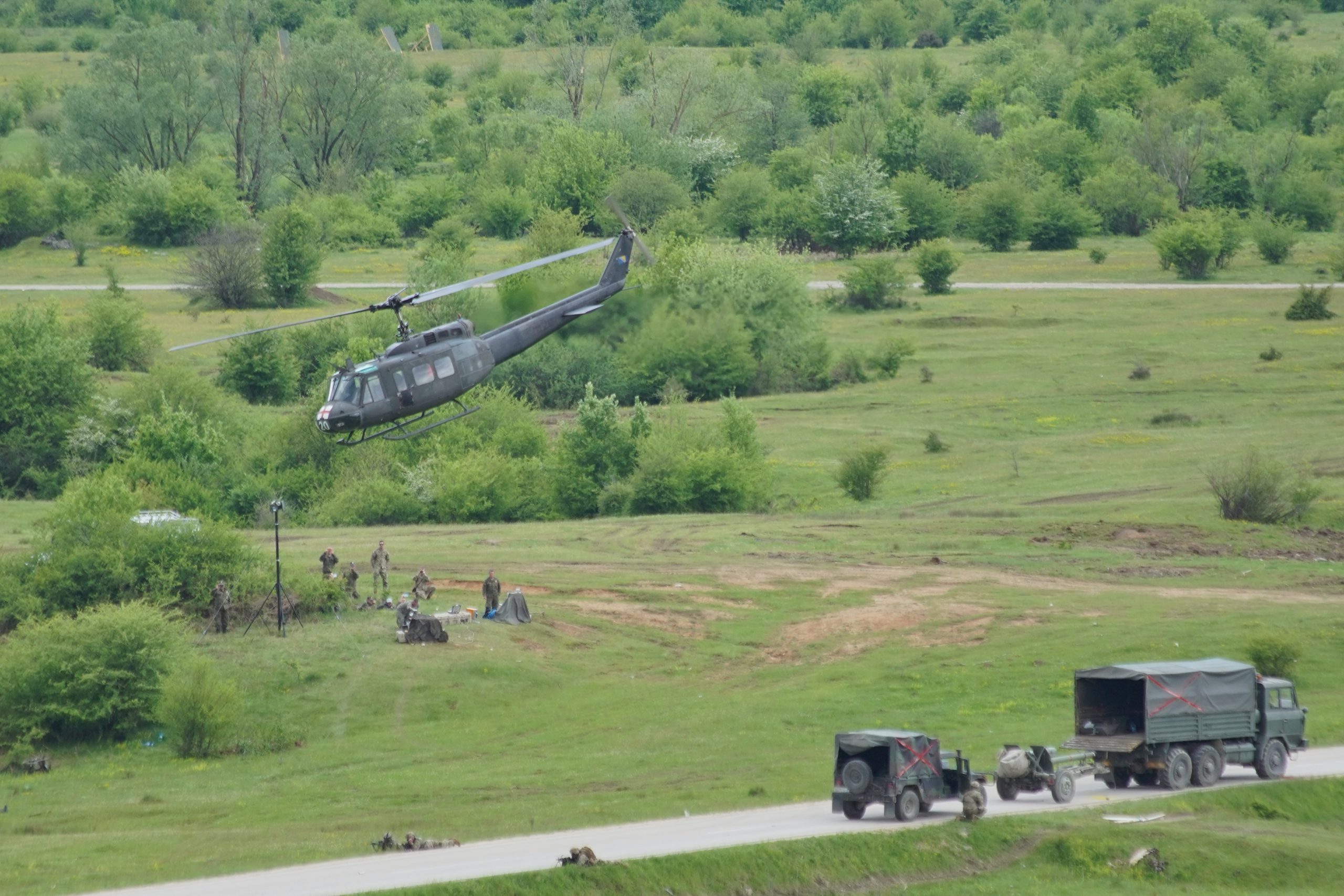 22.05.2021., Centar za borbenu obuku OS BiH Manjaca, Banja Luka (BiH) – Zajednicka pokazna vjezba "Brzi odgovor 21" oruzanih snaga BiH i SAD odrzana je danas na poligonu Manjaca. Pokazna vjezba "Brzi odgovor 21" pocela je po uigranom scenariju ulaskom američkih helikoptera UH-60 "Black Hawk" iz sustava 1. brigade borbene avijacije Kopnene vojske SAD u zonu operacija uz kojih se iskrcao kombinovani vod pripadnika Bataljonske borbene grupe lake pjesadije Oruzanih snaga BiH i 2. bataljona 124. pjesadijskog puka Oruzanih snaga SAD. Na danasnji događaj su dosli su clanovi Predsedništva BiH Sefik Dzaferovic i Zeljko Komsic, Sifet Podzic ministar odbrane BiH, visoki zvaničnici Ambasade SAD-a u BiH, visoki predstavnici Komande Kopnene vojske SAD za Europu i Afriku (USAREUR-AF) kao i drugi visoki zvanicnici. Milorad Dodik, predsjedavajuci Predsjednistva BiH, i Zoran Tegeltija, predsjedavajuci Savjeta ministara BiH, nisu prisustovali vjezbi iako su pozvani od strane OS BiH.

Photo: Dejan Rakita/Pixsell