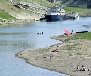 22.06.2021., Sisak - Gradjani potrazili osvjezenje na obali Kupe.

Photo: Nikola Cutuk/PIXSELL
