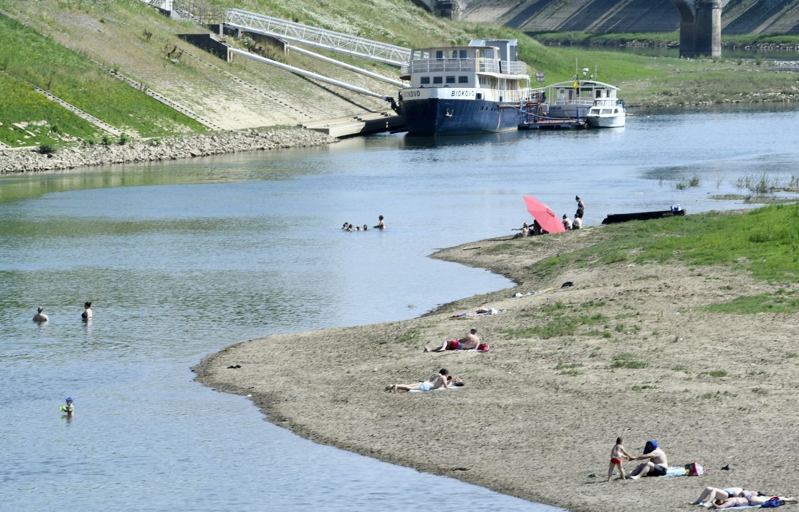 22.06.2021., Sisak - Gradjani potrazili osvjezenje na obali Kupe.

Photo: Nikola Cutuk/PIXSELL
