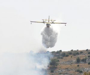 07.06.2021., Sibenik - Vatrpogasci se bore s pozarom koji se prosirio s Bikarca prema industrijskoj zoni Podi
Photo: Dusko Jaramaz/PIXSELL