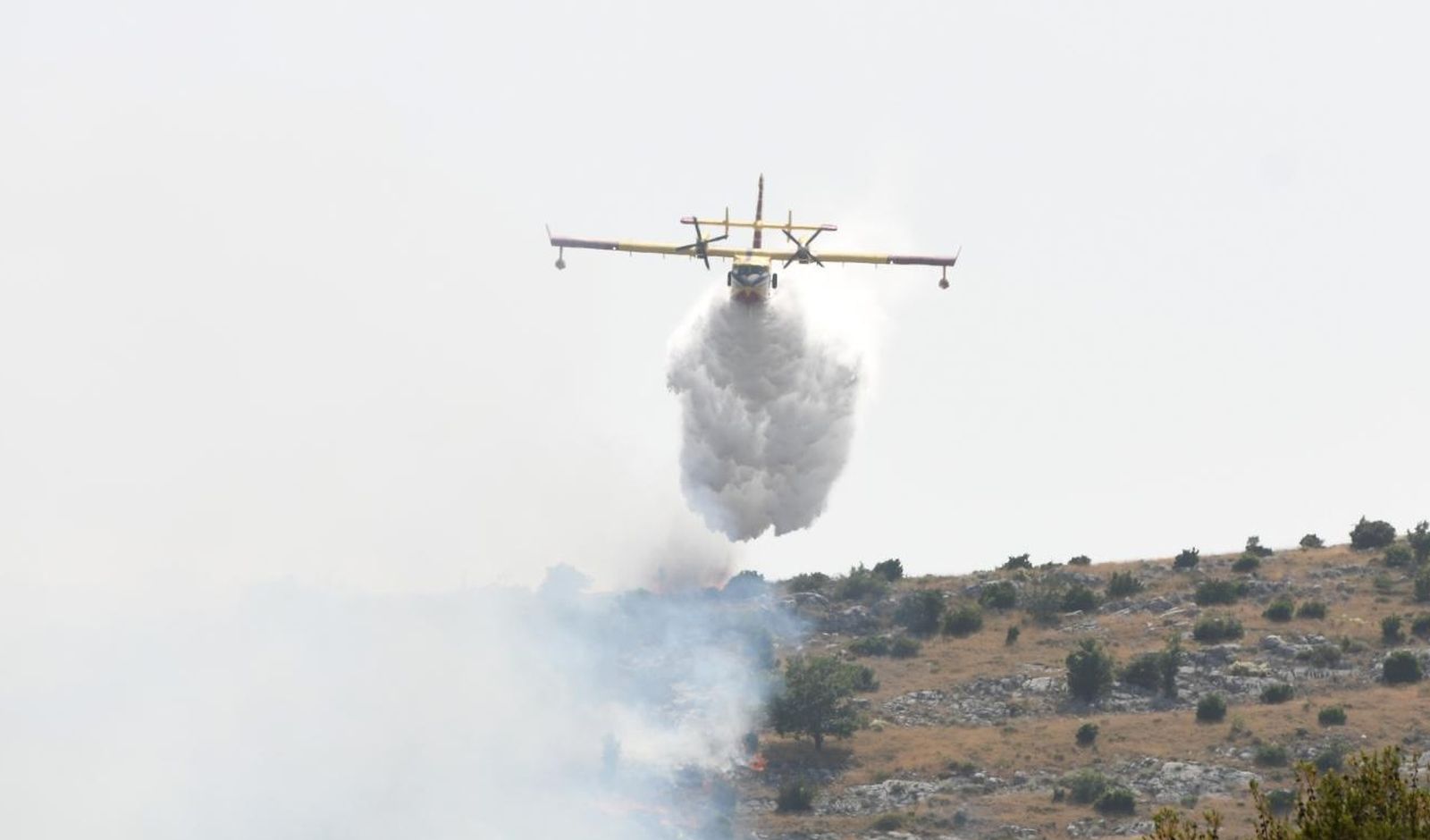 07.06.2021., Sibenik - Vatrpogasci se bore s pozarom koji se prosirio s Bikarca prema industrijskoj zoni Podi
Photo: Dusko Jaramaz/PIXSELL