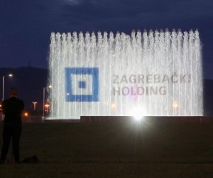 23.05.2020., Zagreb - U znak zahvalnosti za angazman u vremenu epidemije koronavirusa i potresa koji je zadesio Zagreb, Milan Bandic, u drustvu suradnika, obisao je fontane u Ulici Hrvatske bratske zajednice koje su zasvijetlile u znaku Cistoce. Prije obilaska fontana, gradonacelnik je isprobao voznju smetlarskog tricikla.
Photo: Borna Filic/PIXSELL