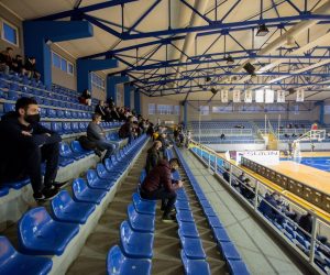 24.02.2021.Siroki Brijeg - Prva sluzbena utakmica u Bosni i Hercegovini na kojoj je dopusten ulazak publike na tribine bila je zaostala utakmica 12. kola Prvenstva BiH Siroki Brijeg-Bratunac. Publika se na tribine u Hercegovinu tako vratila nakon skoro godinu dana. Sukladno odluci Zupanije Zapadno-hercegovacke i suglasnosti Kosarkaskog saveza Bosne i Hercegovine, publici je bio odobren ulazak u dvoranu sa ogranicenim brojem mjesta, oznacenim sjedalicama te sa obaveznim nosenjem zastitne maske. 

Photo: Denis Kapetanovic/PIXSELL