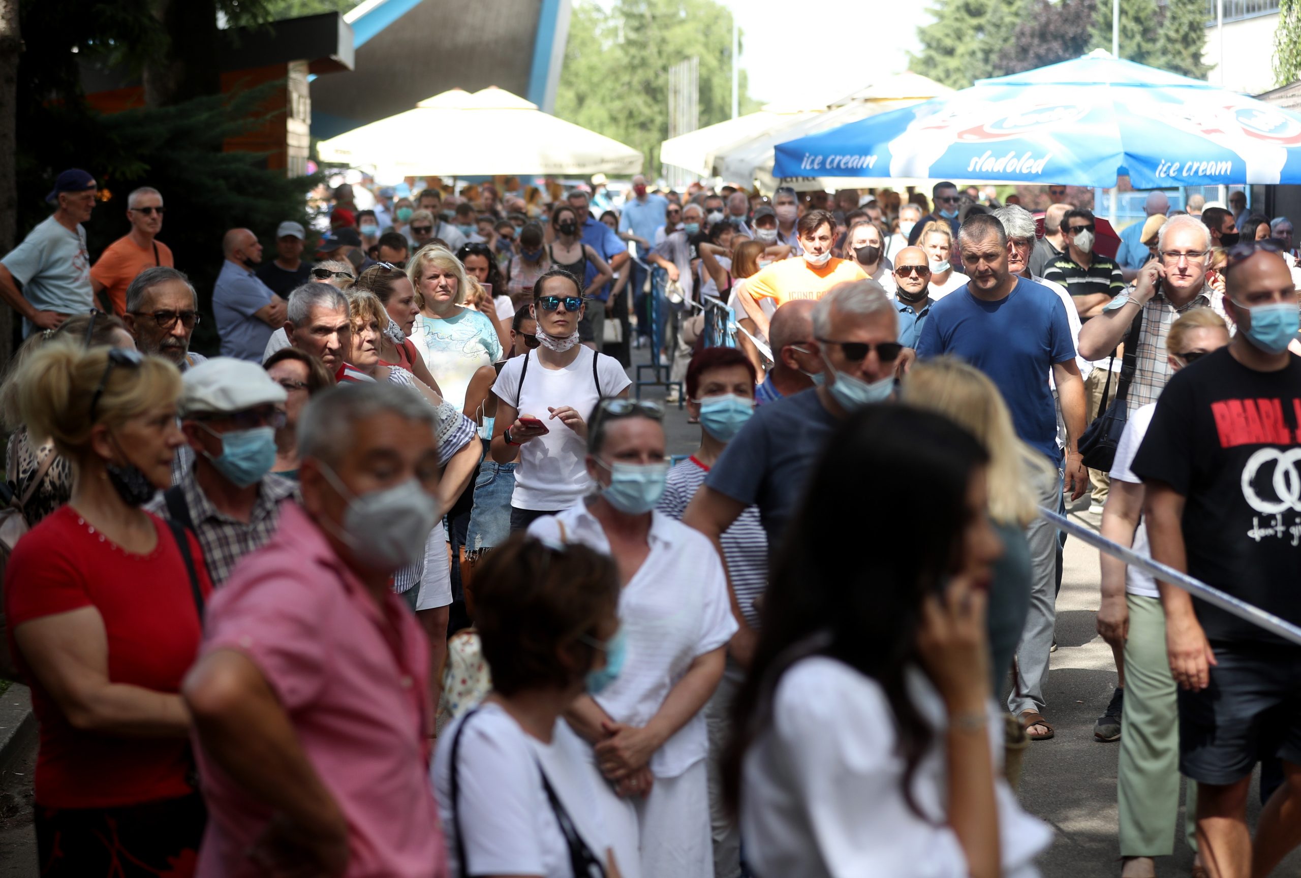 24.6.2021., Zagreb - Unatoc vrlo visokim temperaturama zraka i sparini, velika guzva u redu za cijepljenje pred Velesajmom. Photo: Zeljko Lukunic/PIXSELL