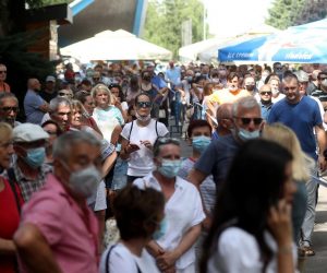 24.6.2021., Zagreb - Unatoc vrlo visokim temperaturama zraka i sparini, velika guzva u redu za cijepljenje pred Velesajmom. Photo: Zeljko Lukunic/PIXSELL