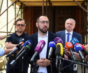 24.06.2021., Zagreb - U Ministarstvu prostornoga uredjenja, graditeljstva i drzavne imovine, odrzao se radni sastanak na temu obnove zgrada ostecenih potresom, na kojem su sudjelovali ministar Darko Horvat sa suradnicima, gradonacelnik Zagreba Tomislav Tomasevic, drzavni tajnik Sredisnjeg drzavnog ureda za obnovu i stambeno zbrinjavanje Gordan Hanzek i ravnatelj Fonda za obnovu Damir Vandjelic. 
Photo: Marko Lukunic/PIXSELL