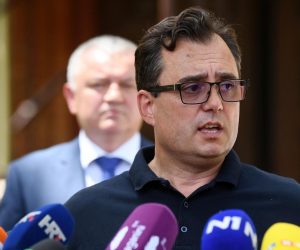 24.06.2021., Zagreb - U Ministarstvu prostornoga uredjenja, graditeljstva i drzavne imovine, odrzao se radni sastanak na temu obnove zgrada ostecenih potresom, na kojem su sudjelovali ministar Darko Horvat sa suradnicima, gradonacelnik Zagreba Tomislav Tomasevic, drzavni tajnik Sredisnjeg drzavnog ureda za obnovu i stambeno zbrinjavanje Gordan Hanzek i ravnatelj Fonda za obnovu Damir Vandjelic. 
Photo: Marko Lukunic/PIXSELL