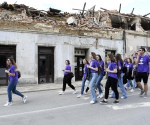25.05.2021.,Petrinja - Maturanti Srednje skole Petrinja, koji su poslije potresa morali napustiti svoju skolu, posljednji dan nastave dosli su se oprostiti od nje,prisjetiti se lijepih dana provedenih u njoj, a potom su prosli sredistem porusenog grada.

Photo: Nikola Cutuk/PIXSELL