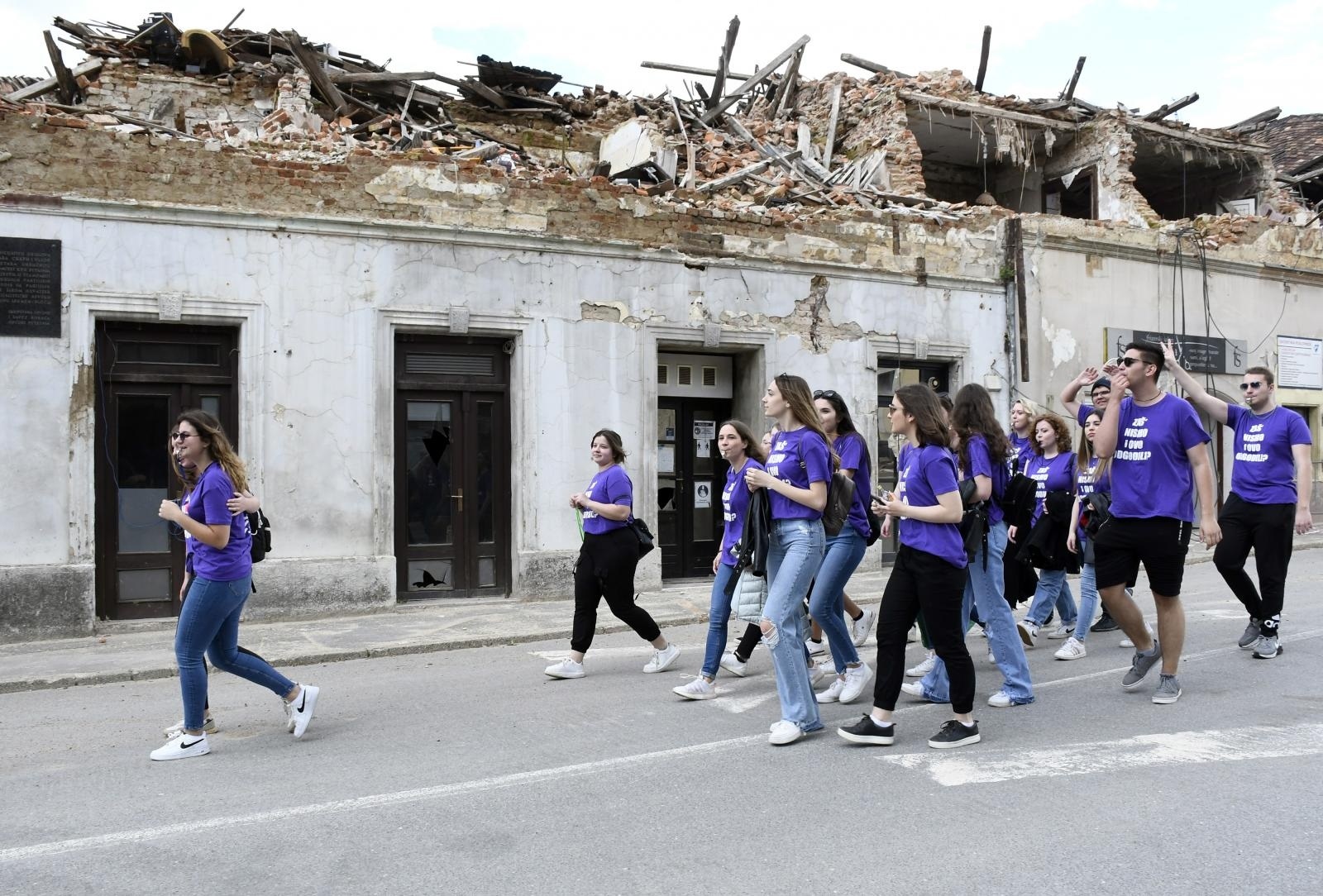 25.05.2021.,Petrinja - Maturanti Srednje skole Petrinja, koji su poslije potresa morali napustiti svoju skolu, posljednji dan nastave dosli su se oprostiti od nje,prisjetiti se lijepih dana provedenih u njoj, a potom su prosli sredistem porusenog grada.

Photo: Nikola Cutuk/PIXSELL