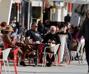 25.11.2020.,Split- Ilustracija iz centra grada uz iscekivanje novih mjera vezanih uz Covid-19. Ugostiteljski objekt na otvorenom s ljudima.
Photo:Ivo Cagalj/PIXSELL
