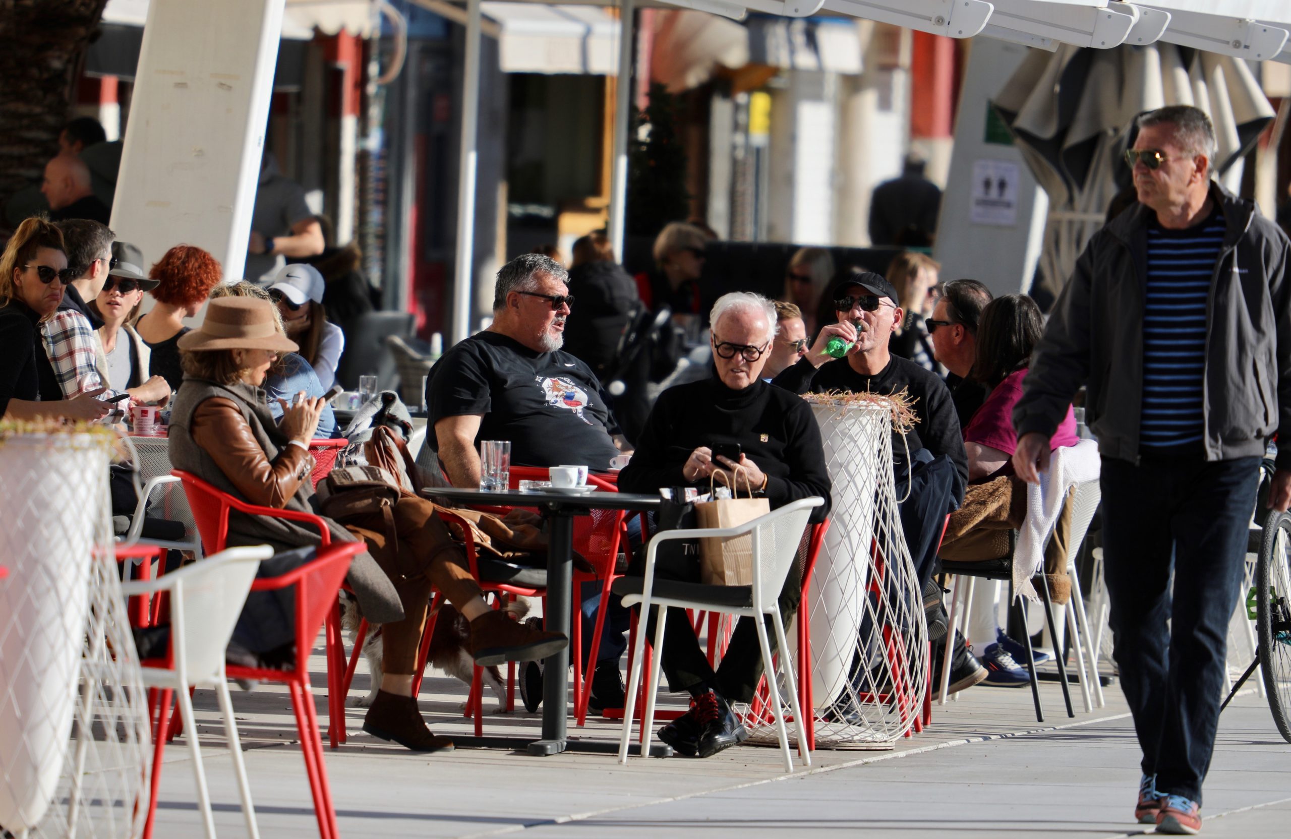25.11.2020.,Split- Ilustracija iz centra grada uz iscekivanje novih mjera vezanih uz Covid-19. Ugostiteljski objekt na otvorenom s ljudima.
Photo:Ivo Cagalj/PIXSELL