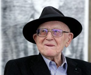26.01.2016., Zagreb - Prigodom obiljezavanja Medjunarodnog dana sjecanja na zrtve Holokausta, a koji se prema Rezoluciji Generalne skupstine Ujedinjenih naroda iz 2005. obiljezava svakog 27. sijecnja, Branko Lustig i austrijski slikar i fotograf Manfred Bockelmann najavili su na konfereciji za medije otvorenje izlozbe 'Crtezom protiv zaborava' u Francuskom paviljonu (Studentski centar).  
Photo: Zarko Basic/PIXSELL