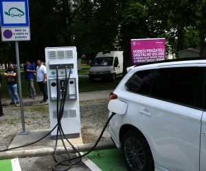 26.06.2020., Bjelovar - U sredistu grada postavljena je i otvorena prva e- punionica za elektricne automobile. Fond za zastitu okolisa i energetsku ucinkovitost odobrio je sufinanciranje gradnje punionice vozila na elektricnu energiju u iznosu do 86.000 kn, a citav projekt vrijedan je 248.077,06 kn. Grad Bjelvoar je kupio i prvo sluzbeno elektricno vozilo, a koje je na novoj punionici prvi napunio gradonacelnik Dario Hrebak.  
Photo:Damir Spehar/PIXSELL