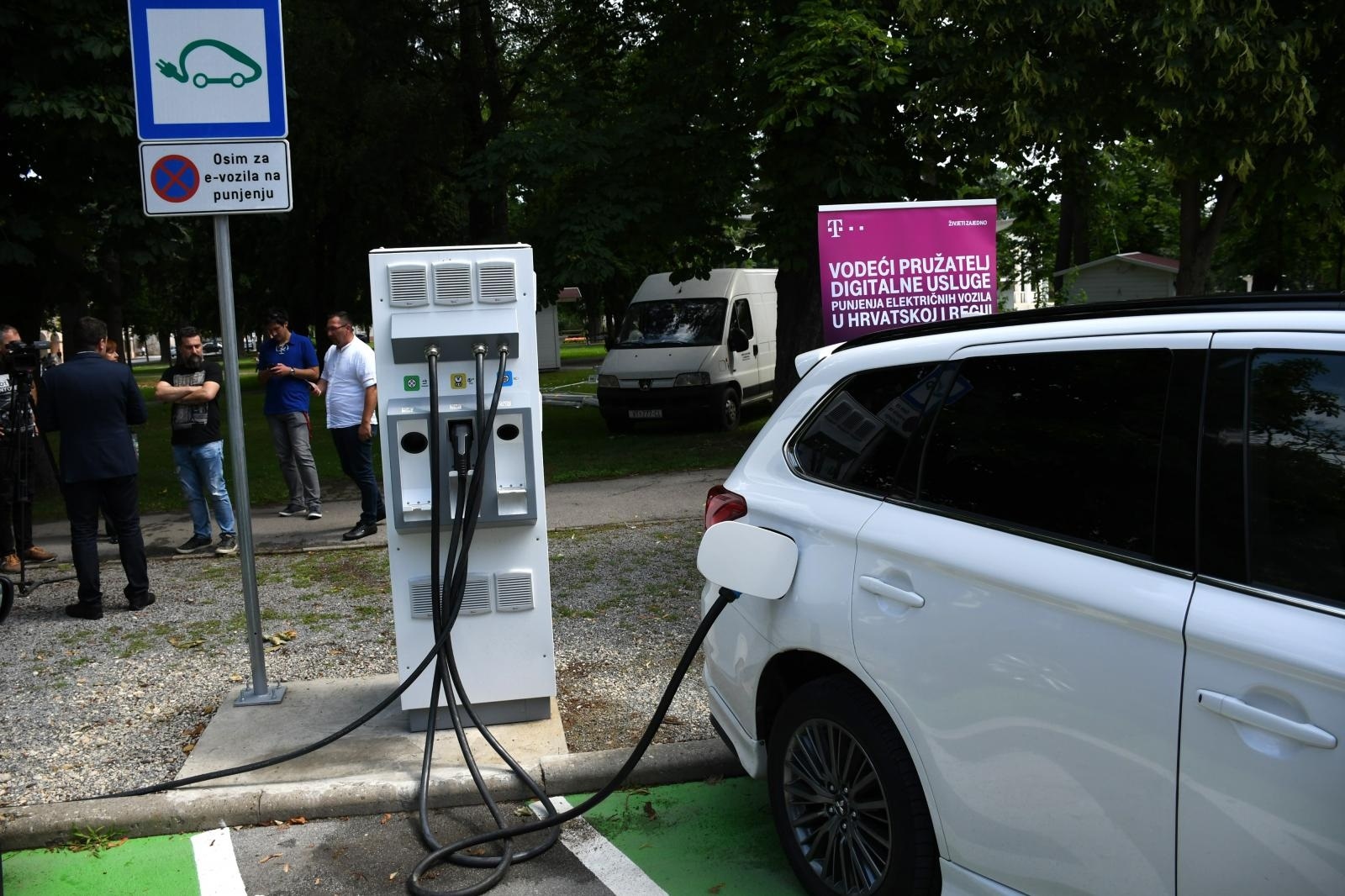 26.06.2020., Bjelovar - U sredistu grada postavljena je i otvorena prva e- punionica za elektricne automobile. Fond za zastitu okolisa i energetsku ucinkovitost odobrio je sufinanciranje gradnje punionice vozila na elektricnu energiju u iznosu do 86.000 kn, a citav projekt vrijedan je 248.077,06 kn. Grad Bjelvoar je kupio i prvo sluzbeno elektricno vozilo, a koje je na novoj punionici prvi napunio gradonacelnik Dario Hrebak.  
Photo:Damir Spehar/PIXSELL