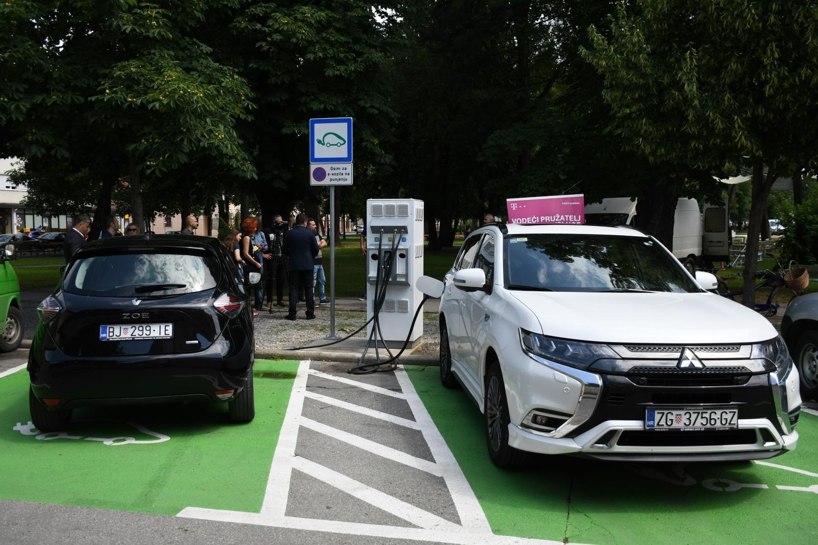 26.06.2020., Bjelovar - U sredistu grada postavljena je i otvorena prva e- punionica za elektricne automobile. Fond za zastitu okolisa i energetsku ucinkovitost odobrio je sufinanciranje gradnje punionice vozila na elektricnu energiju u iznosu do 86.000 kn, a citav projekt vrijedan je 248.077,06 kn. Grad Bjelvoar je kupio i prvo sluzbeno elektricno vozilo, a koje je na novoj punionici prvi napunio gradonacelnik Dario Hrebak.  
Photo:Damir Spehar/PIXSELL