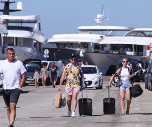 26.06.2021.,Split -Zadnji vikend lipnja donio povecan broj putnika zbunjenih zbog radova u gradskoj luci. Sreca sto nije spica sezone kada ce guzvi i problema zbog toga sigurno biti.
Photo:Ivo Cagalj/PIXSELL