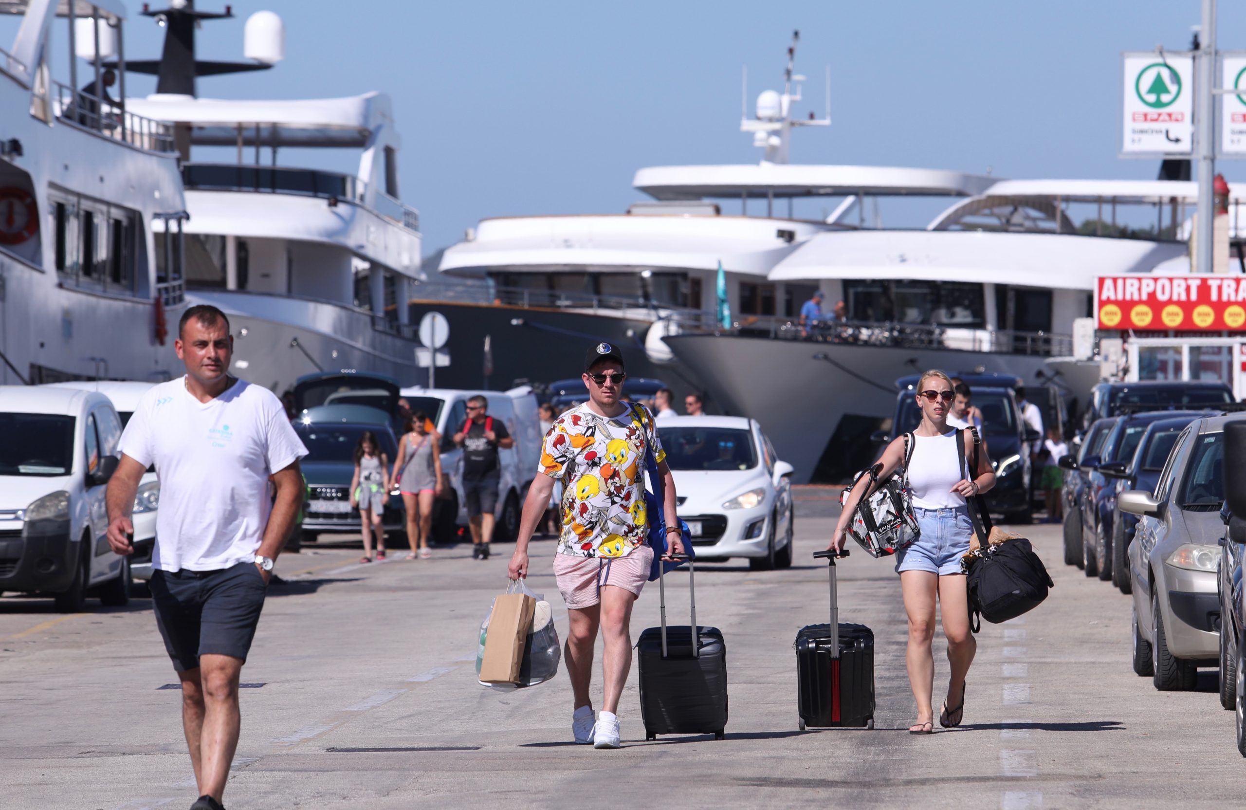 26.06.2021.,Split -Zadnji vikend lipnja donio povecan broj putnika zbunjenih zbog radova u gradskoj luci. Sreca sto nije spica sezone kada ce guzvi i problema zbog toga sigurno biti.
Photo:Ivo Cagalj/PIXSELL