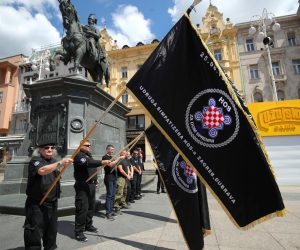 26.06.2021., Zagreb - Trg bana Josipa Jelacica. Zastave HOS-a i pjesma Za dom spremni, ispod spomenika banu Jelacicu. Povodom 30. godisnjice HOS-a, Udruga simpatizera Hrvatskih obrambenih snaga u odorama HOS-a minutom sutnje i pjesmom odala je cast za 758 pripadnika HOS-a koji su izgubili zivot u ratu. Photo: Sanjin Strukic/PIXSELL