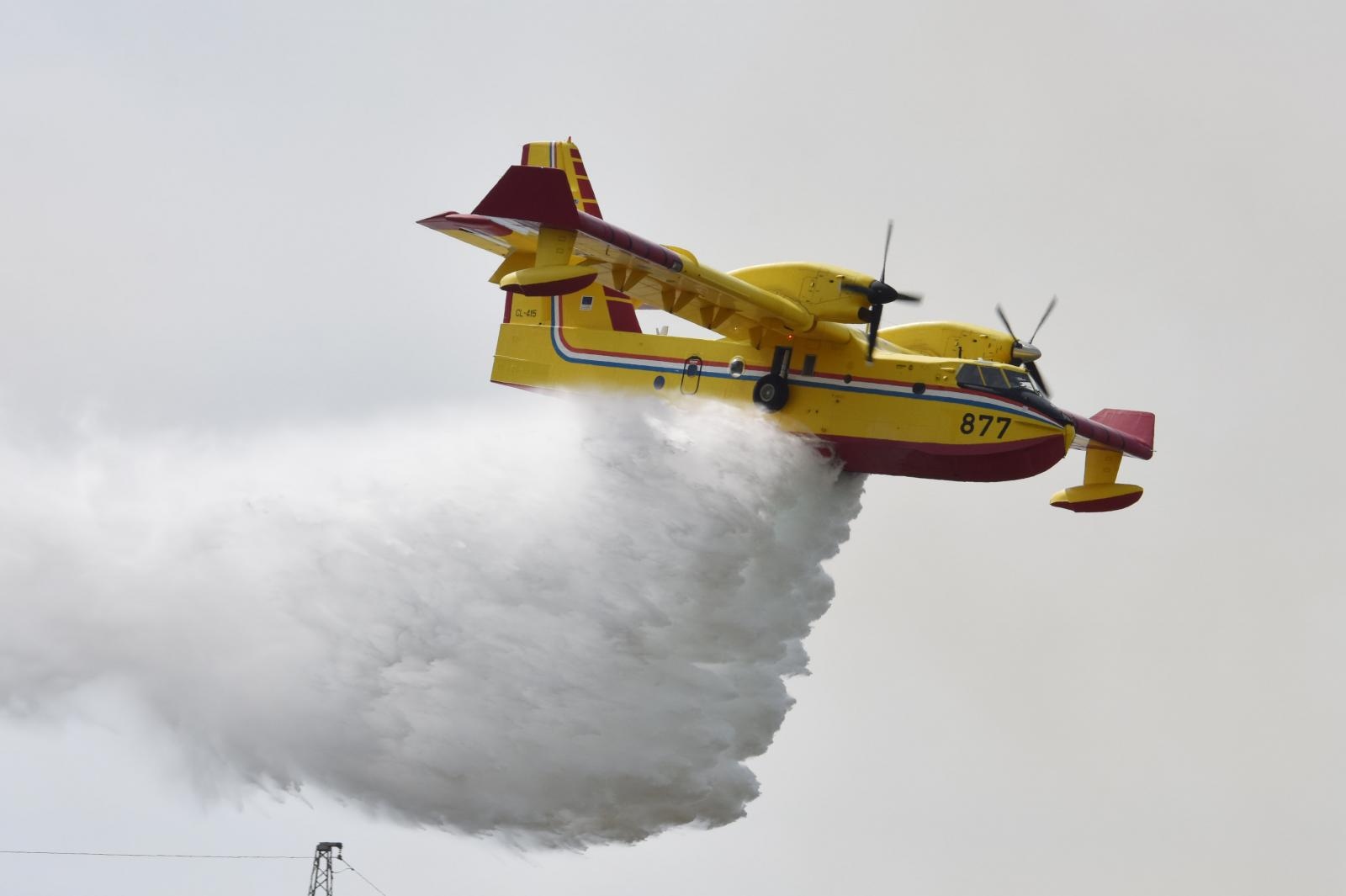 26.08.2020., Vodice - Veliki pozar u okolici Vodica uz kopnene snage gase Air-tractori i kanaderi. Cesta je zatvorena za sav promet.
Photo: Hrvoje Jelavic/PIXSELL