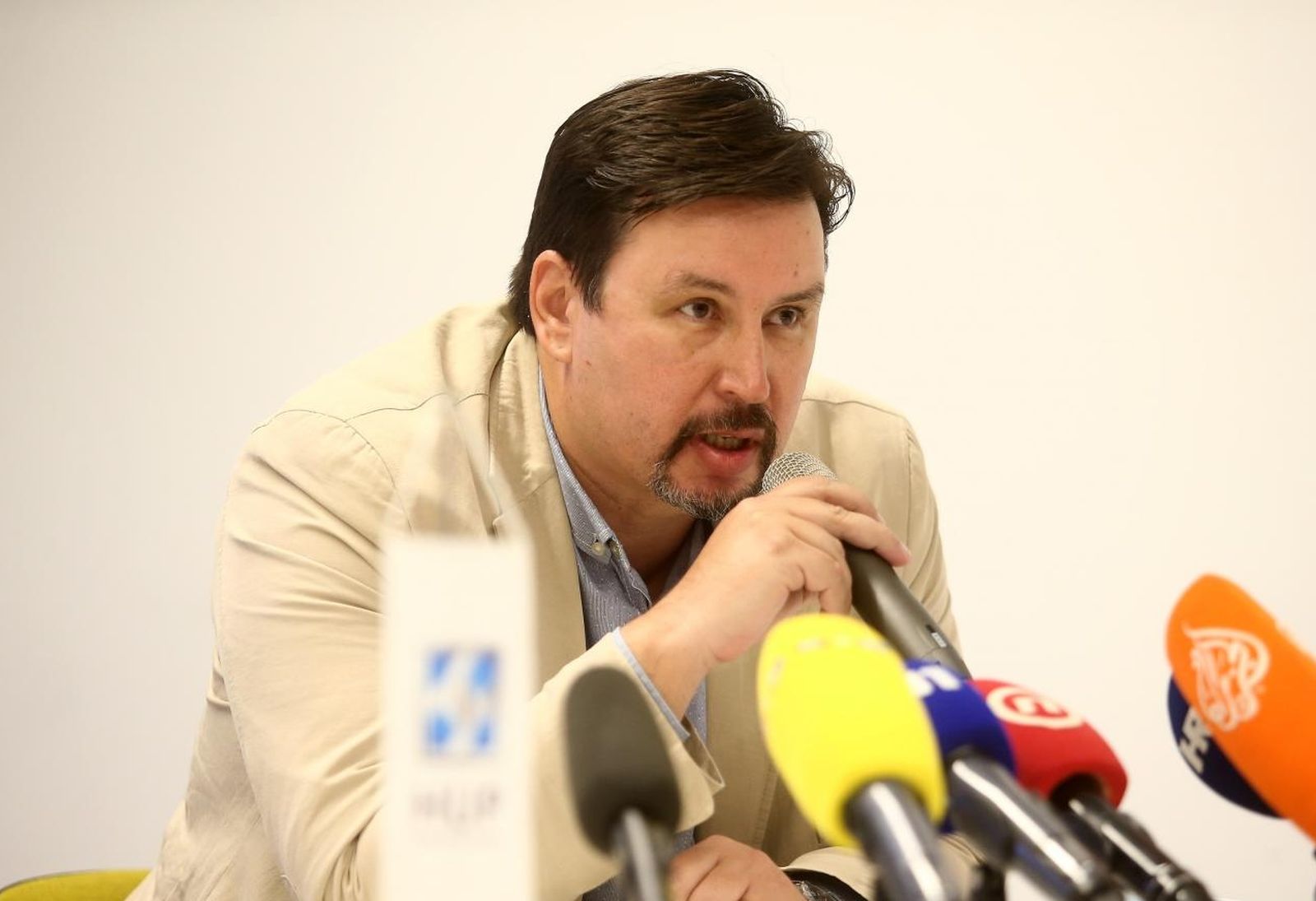 26.11.2020., Zagreb - Hrvatske udruge poslodavaca te drugih ugostiteljskih i poslodavackih udruzenja, na konferenciji za medije iznijeli prijedloge mjera kojima bi se ublazio ucinak zatvaranja poslovanja, zbog vladinih mjera suzbijanja epidemije koronavirusa koje se ticu ugostiteljstva. Na konferenciji za medije sudjelovali su predstavnici HUP-a, Nacionalne udruge ugostitelja, Udruzenja ugostitelja Zagreb i Udruge Glas poduzetnika. Hrvoje Bujas. 
Photo: Matija Habljak/PIXSELL