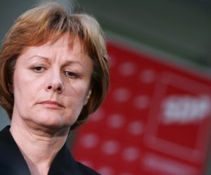 29.04.2007., Zagreb - Predsjednik SDP-a Ivica Racan preminuo je u 63. godini, dva mjeseca nakon sto je saznao da boluje od raka bubrega. Stranacki duznosnini odmah po objavi vijesti poceli su se okupljati u sredistu SDP-a na Iblerovom trgu gdje je postavljena i knjiga zalosti za sve koji su se zeljeli oprostiti od bivseg hrvatskog premijera. Zeljka Antunovic.
Photo: Zeljko Lukunic/PIXSELL