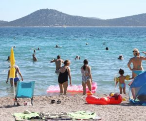 27.06.2021.,Vodice-Kupaca na plazama Vodica ima, ali manje od prosle godine.
Photo: Dusko Jaramaz/PIXSELL