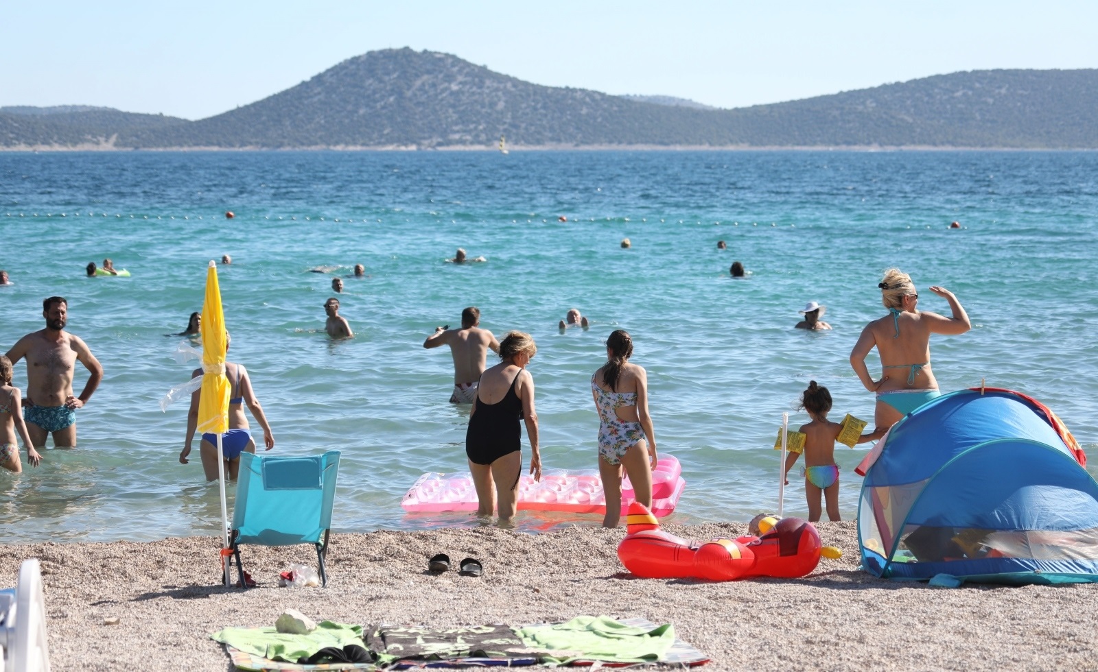 27.06.2021.,Vodice-Kupaca na plazama Vodica ima, ali manje od prosle godine.
Photo: Dusko Jaramaz/PIXSELL