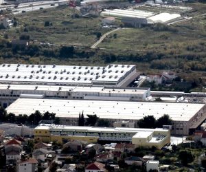27.11.2020., Solin - Predivan  pogled s Kozjaka na vizure Splita, Kastela, Solina i okolnih planina u jesenskom razdoblju. Tvornica AD Plastik.
Photo: Ivo Cagalj/PIXSELL
