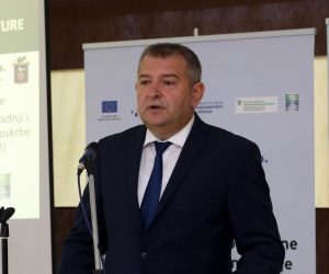28.07.2020., Kutina - Potpisivanje ugovora s odabranim ponuditeljima vrijednim vise od 185 milijuna kuna za projekt "Poboljsanje vodno-komunalne infrstrukture aglomeracije Kutina". Mijo Sepak, direktor Moslavina d.o.o. Photo: Edina Zuko/PIXSELL