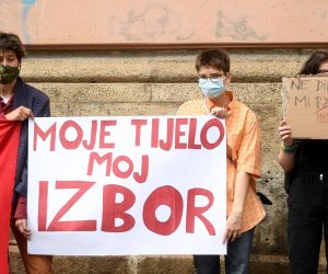 29.05.2021., Zagreb - Nekolicina gradjana okupila se na kao odgovor na Hod za zivot, na protuprosvjedu istom. Okupljeni s  transparentima "Zahtijevamo besplatni pobacaj", "Moje tijelo, moj izbor",  "Pravo na pobacaj nije samo pravna nego i ekonomska kategorija" stoje uz  trasu kojom se krece povorka.

Photo: Marko Lukunic/PIXSELL