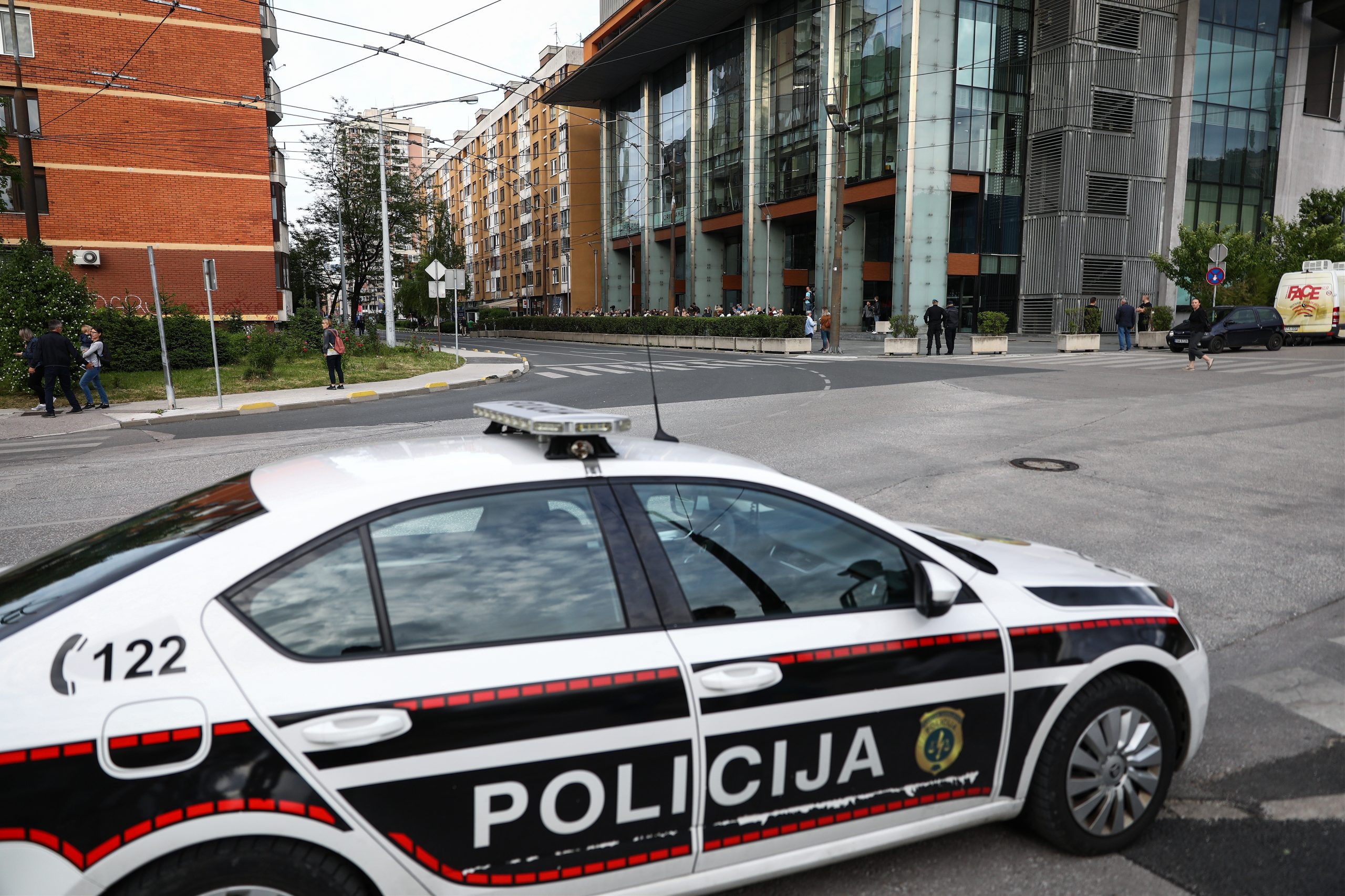 29.05.2021., Sarajevo, Bosna i Hercegovina - Stotinjak gradjana i medijskih radnika okupilo se ispred zgrade Bosmala u kojem se nalazi Face televizija u znak podrske njenom uredniku Senadu Hadzifejzovicu i slobodi medija u BiH.
Photo: Armin Durgut/PIXSELL